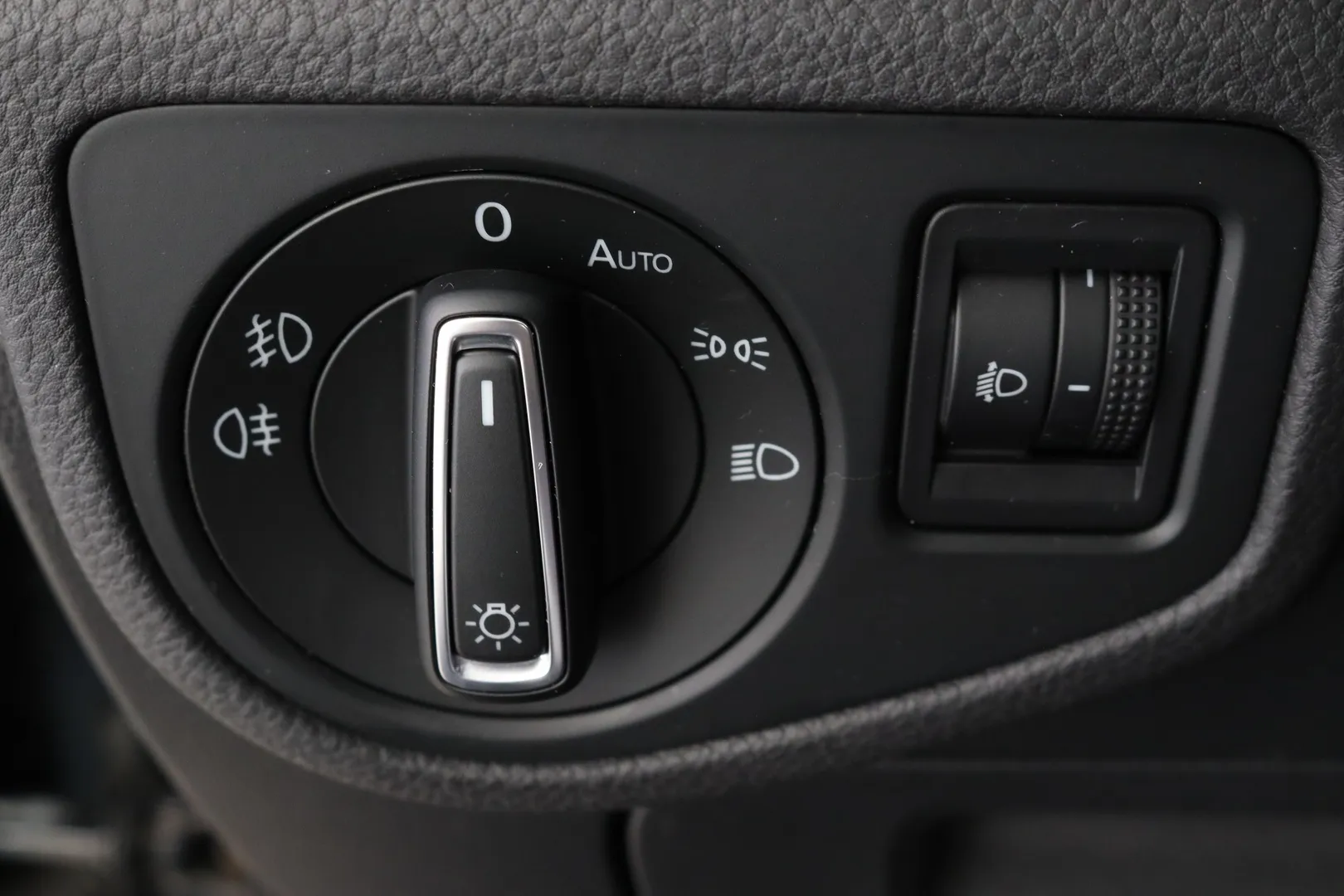 Volkswagen Golf Sportsvan LNC-661 carousel image