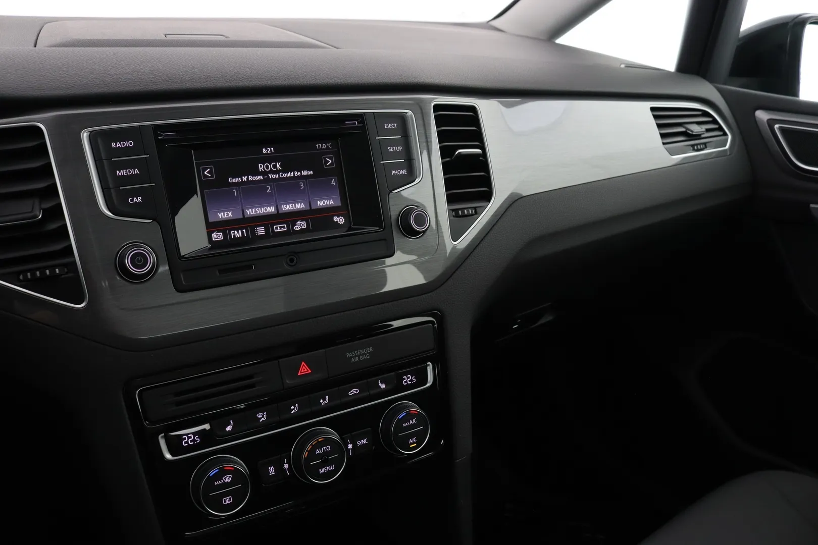 Volkswagen Golf Sportsvan LNC-661 carousel image