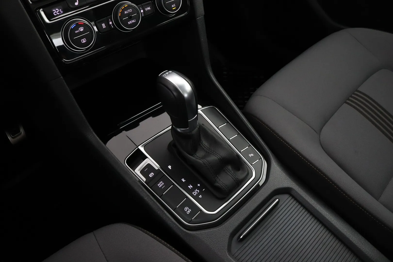 Volkswagen Golf Sportsvan LNC-661 carousel image