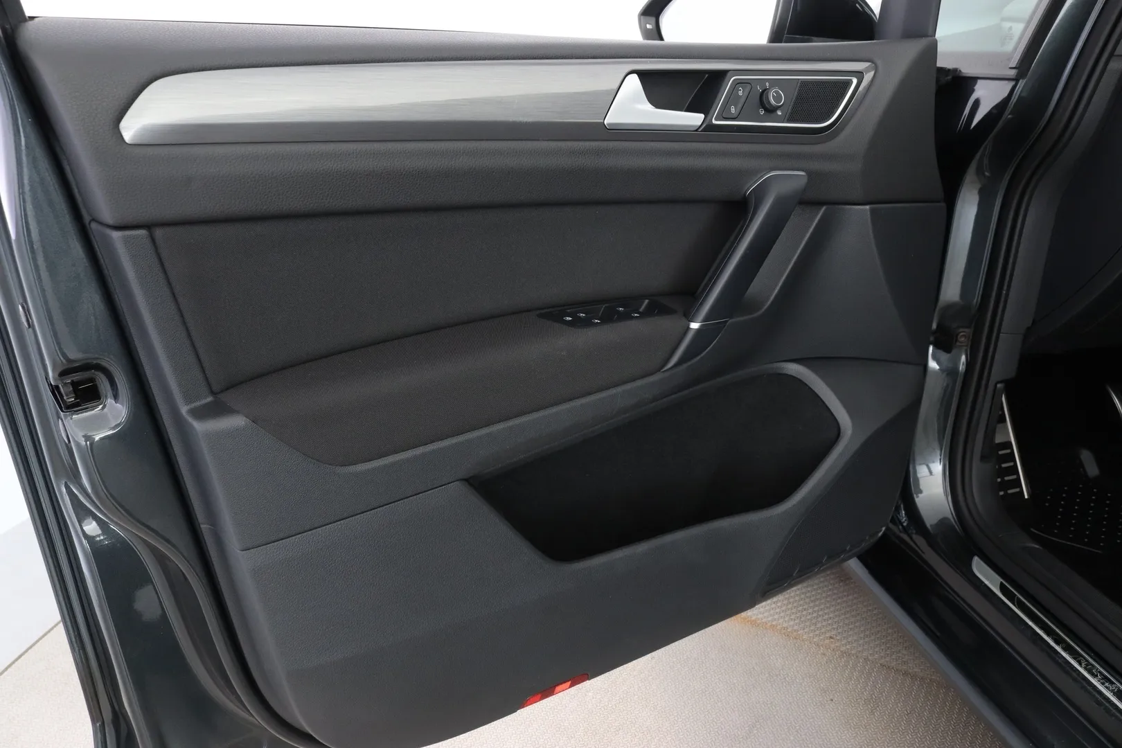 Volkswagen Golf Sportsvan LNC-661 carousel image