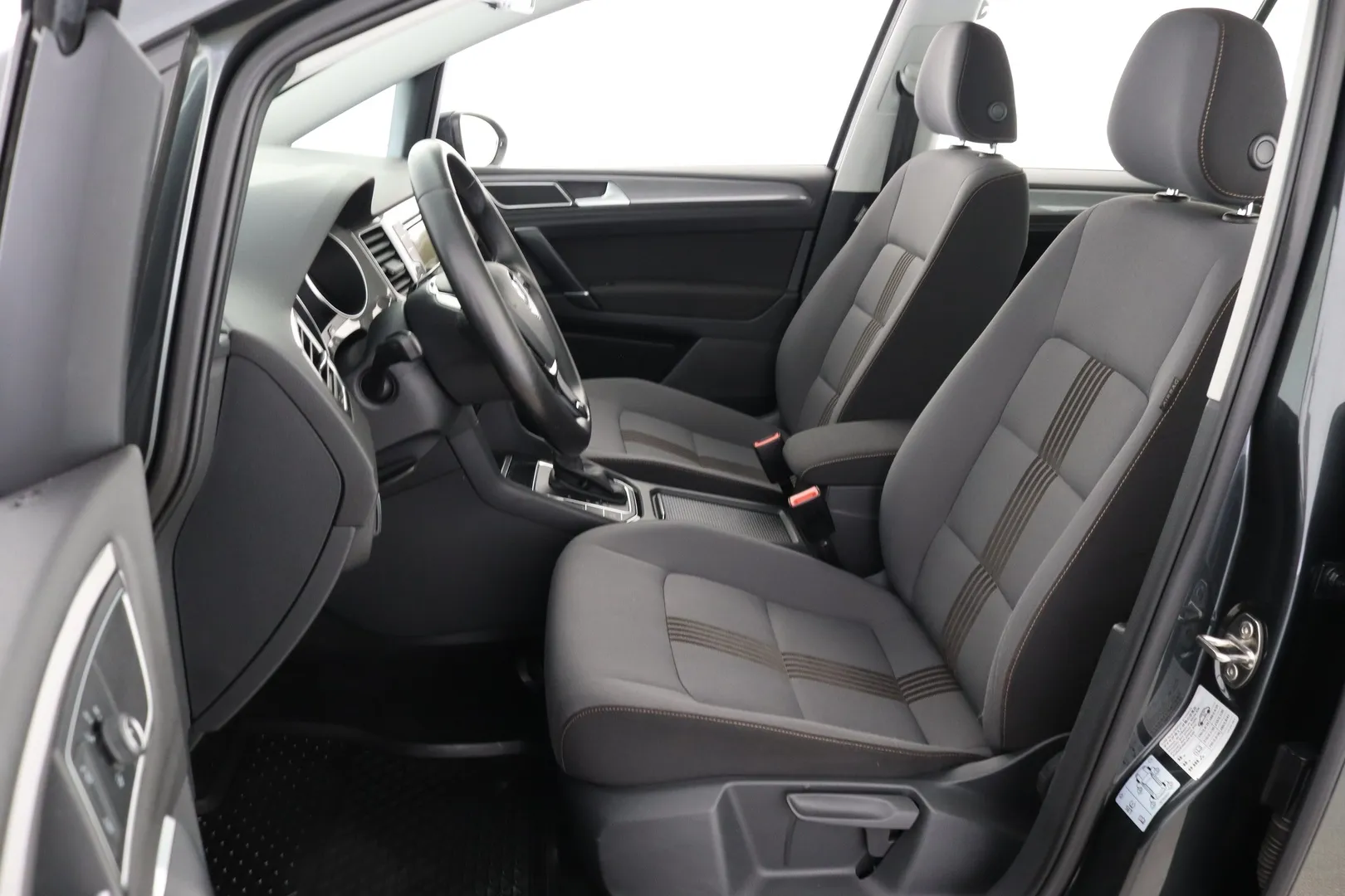 Volkswagen Golf Sportsvan LNC-661 carousel image