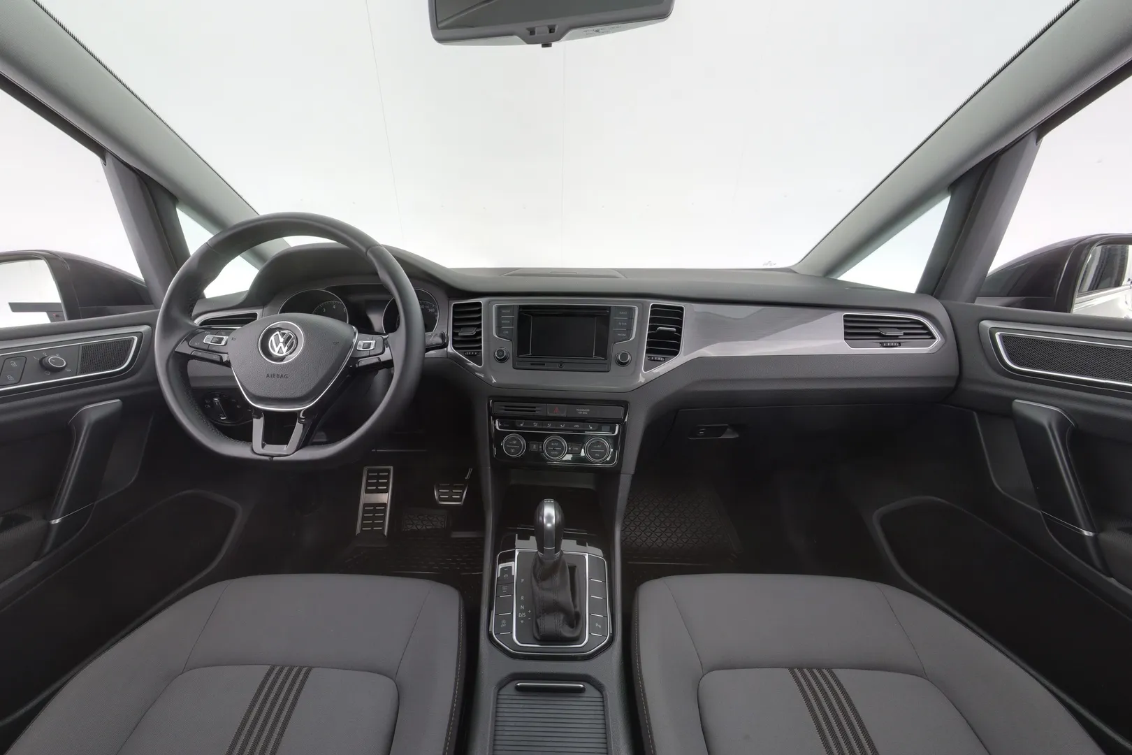 Volkswagen Golf Sportsvan LNC-661 carousel image