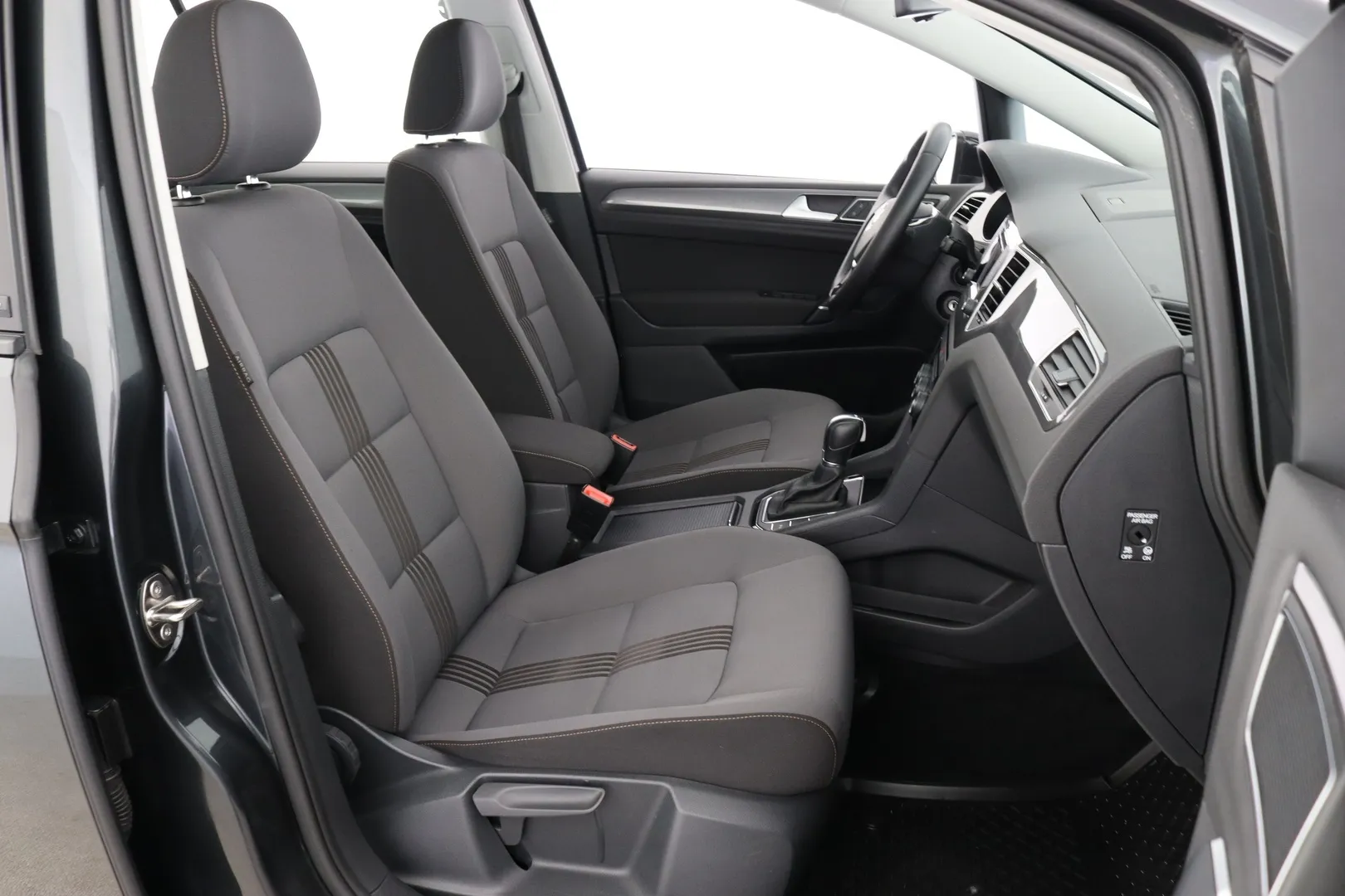 Volkswagen Golf Sportsvan LNC-661 carousel image