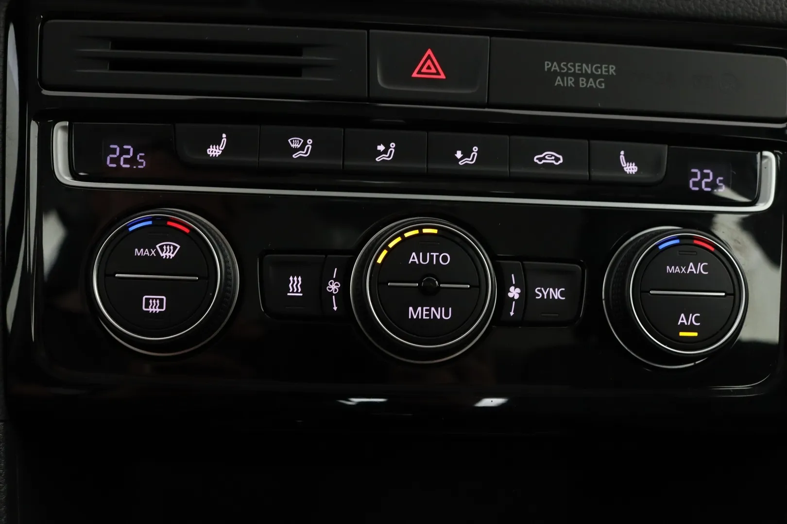 Volkswagen Golf Sportsvan LNC-661 carousel image