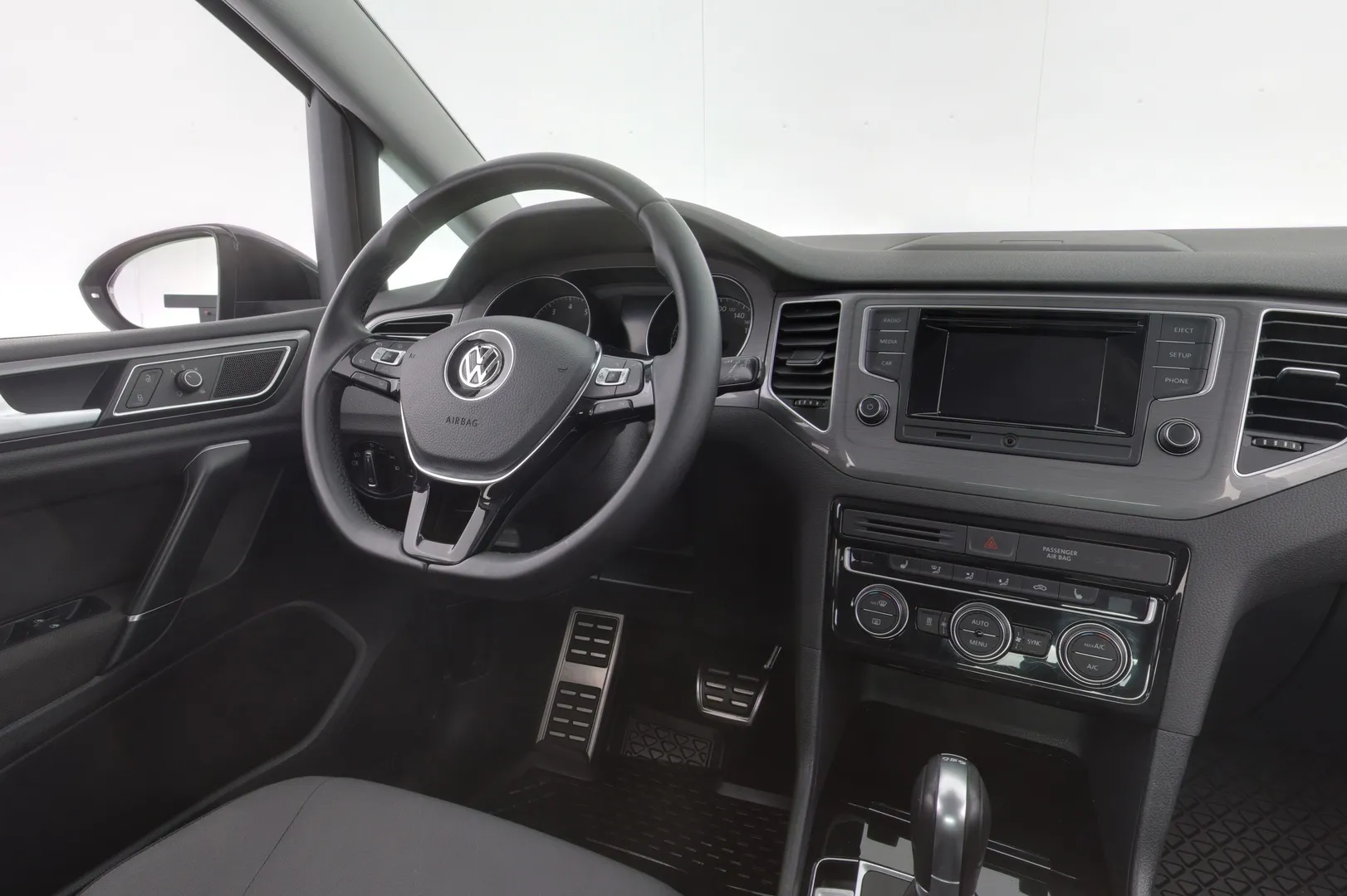 Volkswagen Golf Sportsvan LNC-661 carousel image