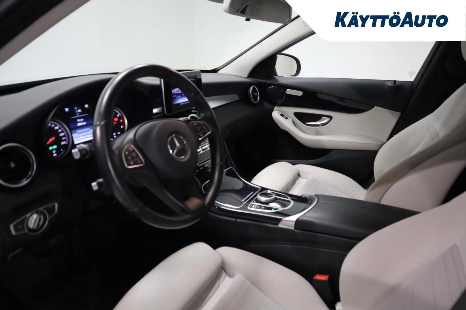 Mercedes-Benz C YJH-370 carousel image
