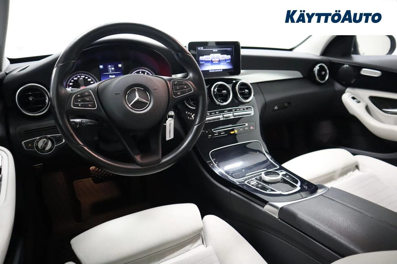 Mercedes-Benz C YJH-370 carousel image