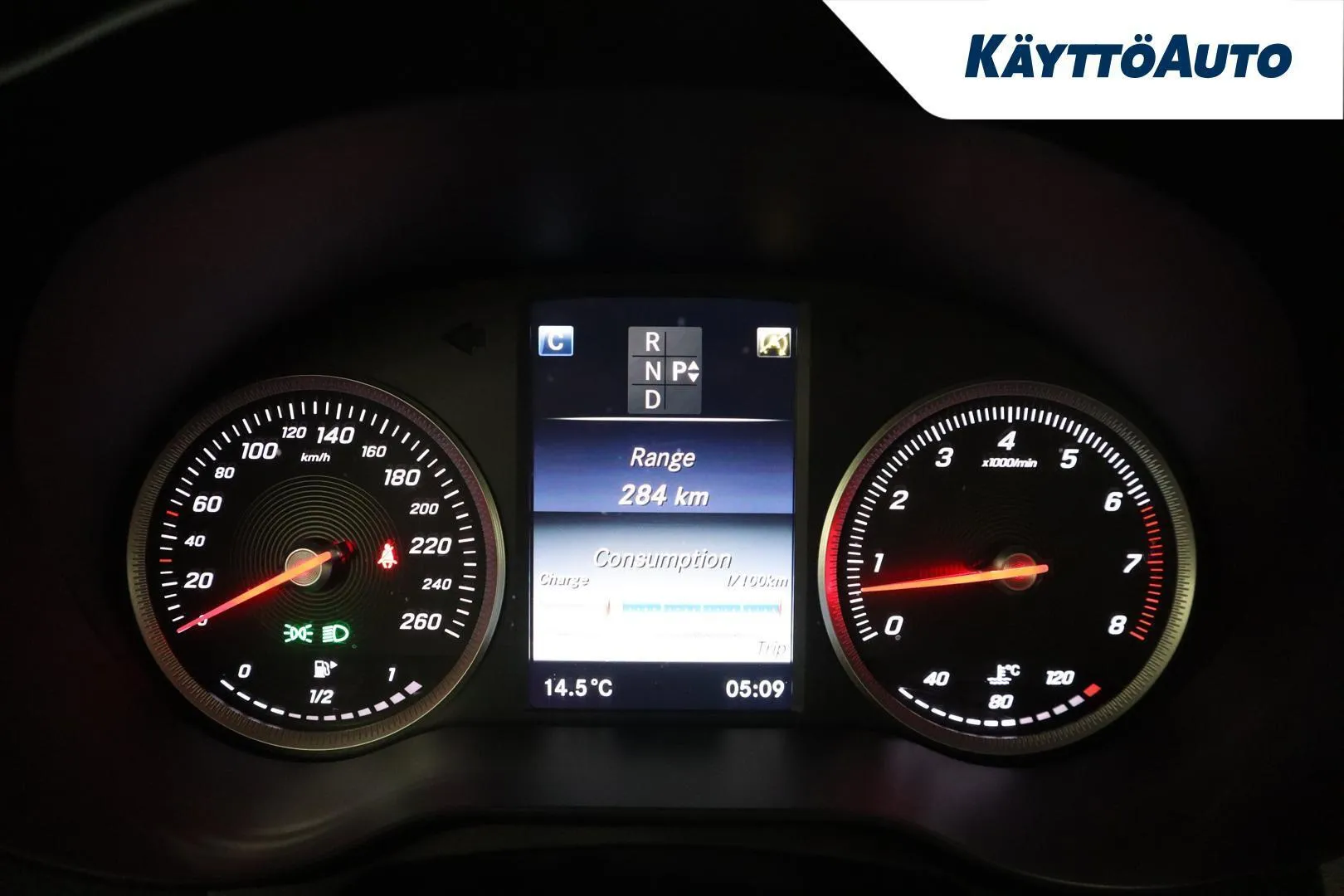 Mercedes-Benz C YJH-370 carousel image