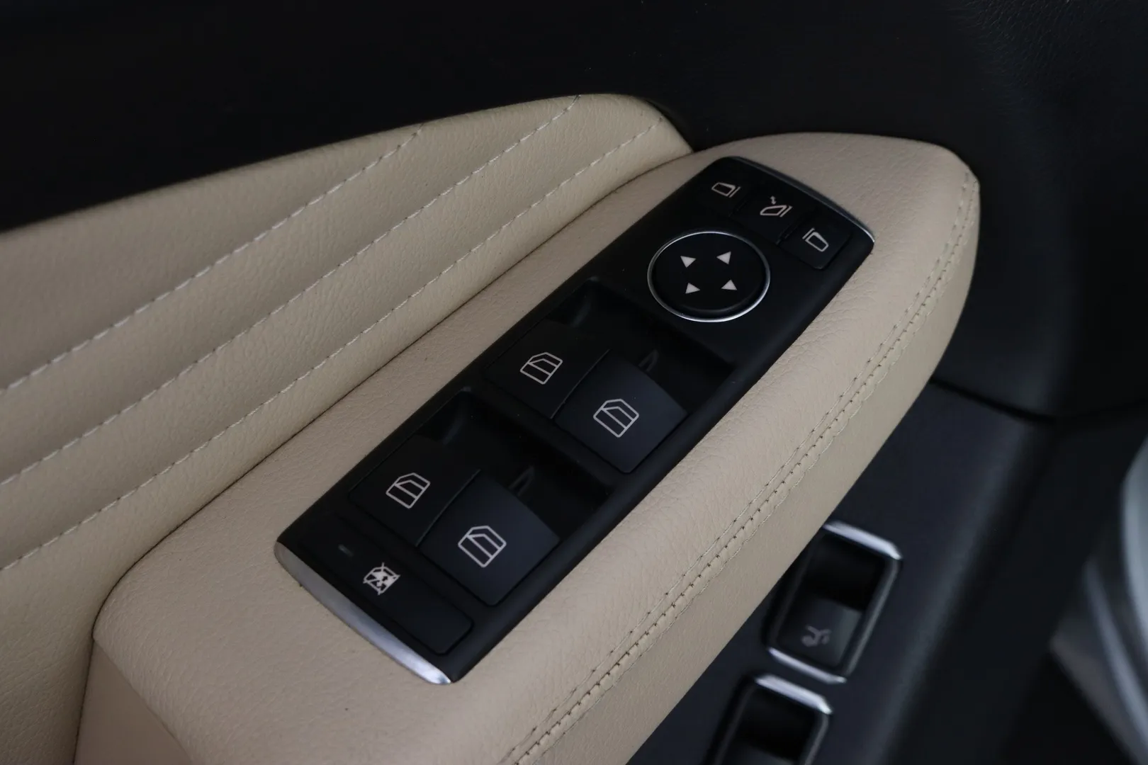 Mercedes-Benz GLE MRZ-906 carousel image