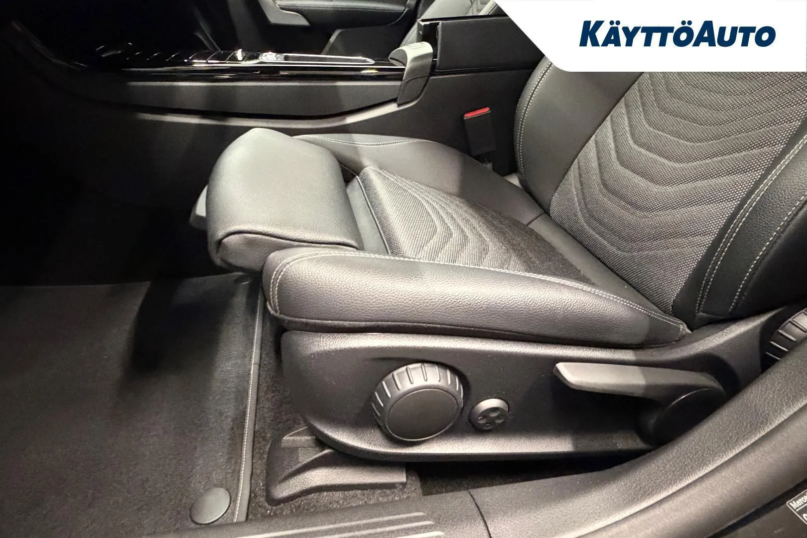 Mercedes-Benz CLA EVM-932 carousel image