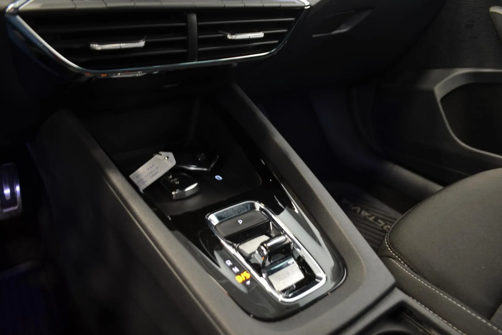 Skoda Octavia MVJ-762 carousel image