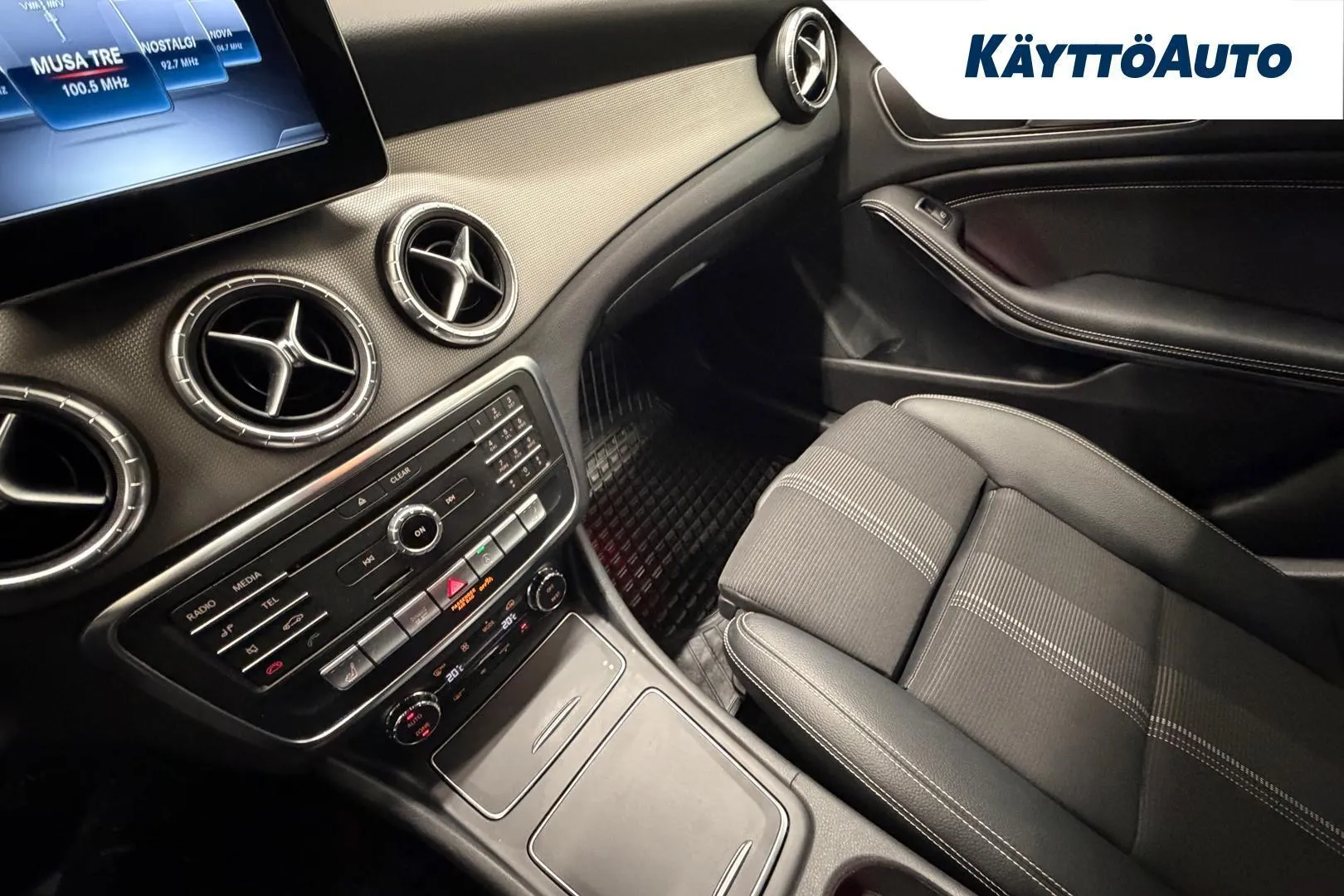 Mercedes-Benz CLA YJJ-982 carousel image