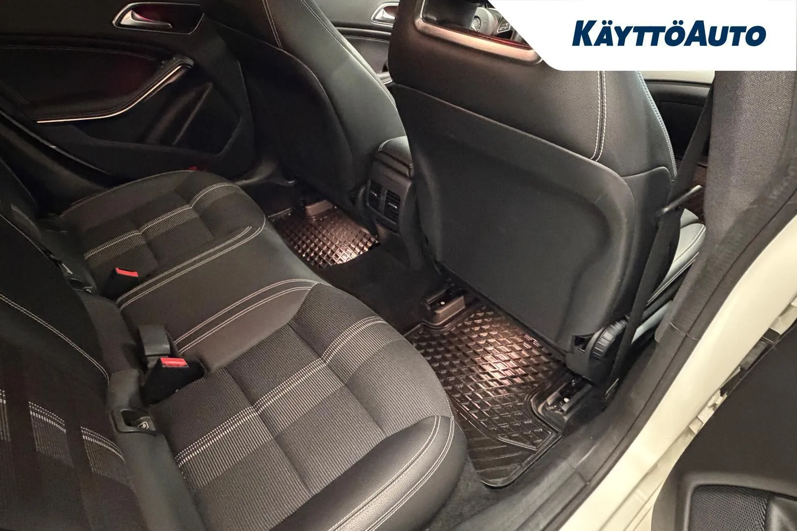 Mercedes-Benz CLA YJJ-982 carousel image