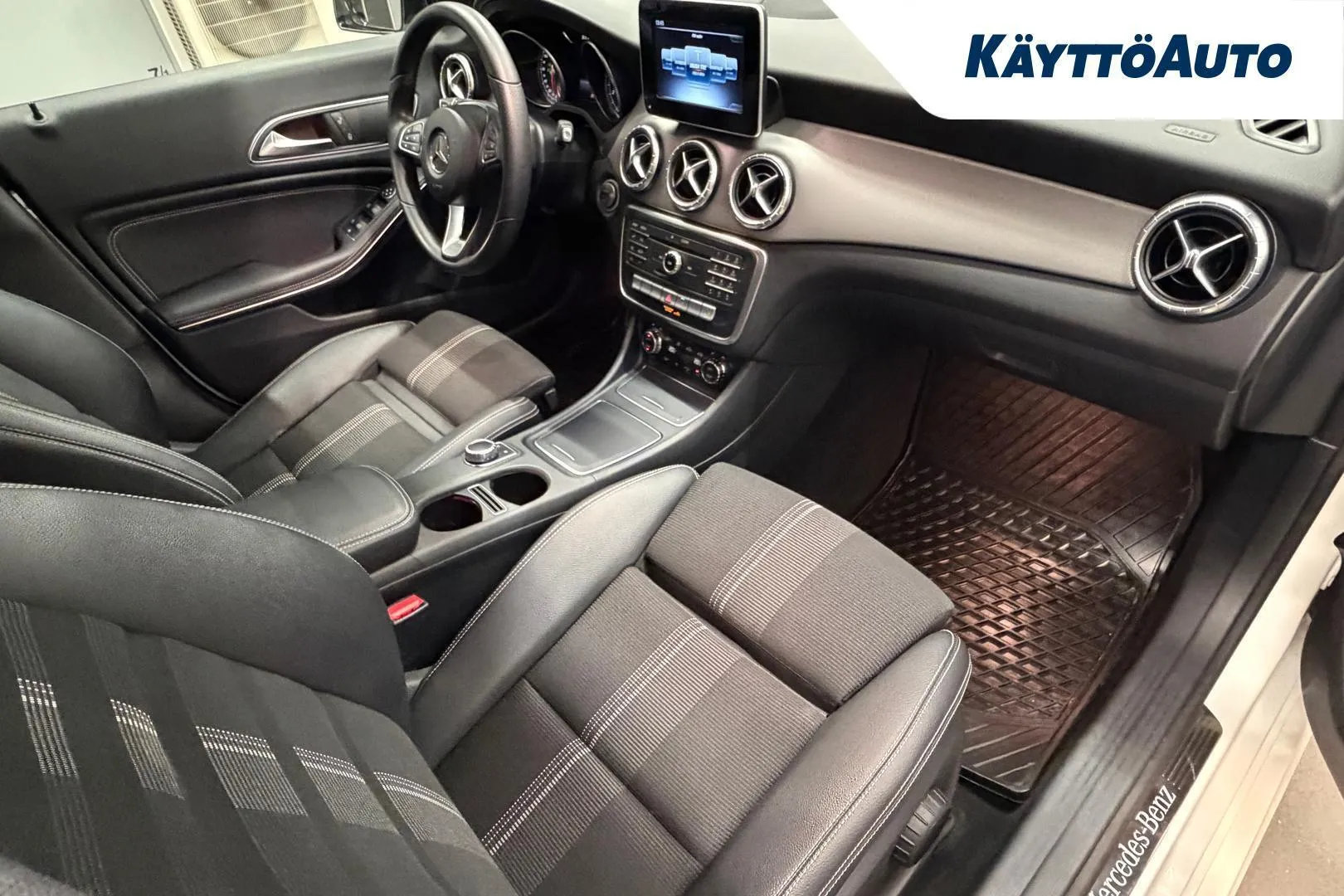 Mercedes-Benz CLA YJJ-982 carousel image