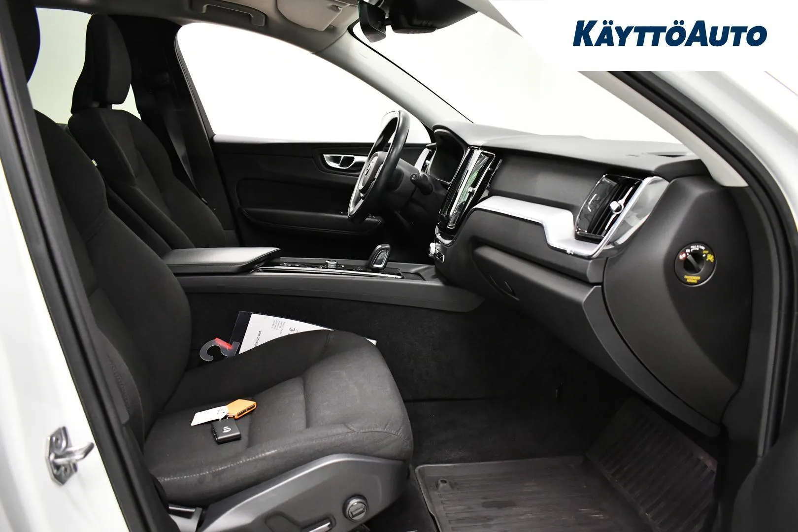 Volvo XC60 YLK-214 carousel image