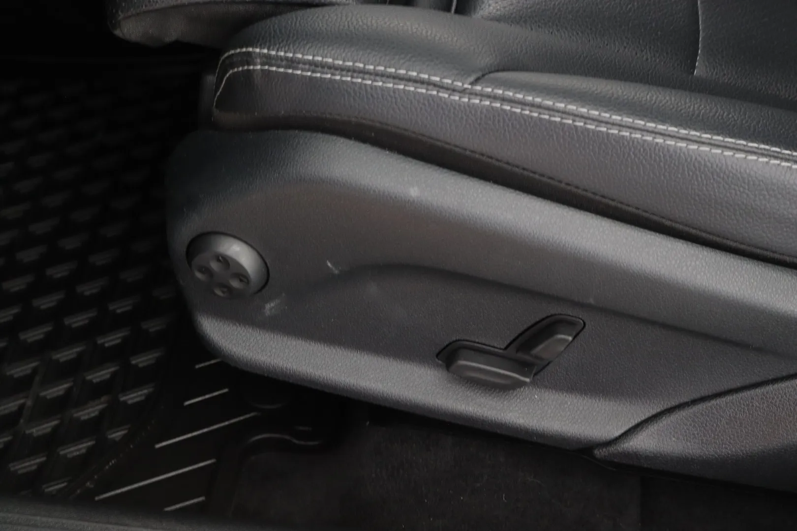 Mercedes-Benz GLC XPL-615 carousel image