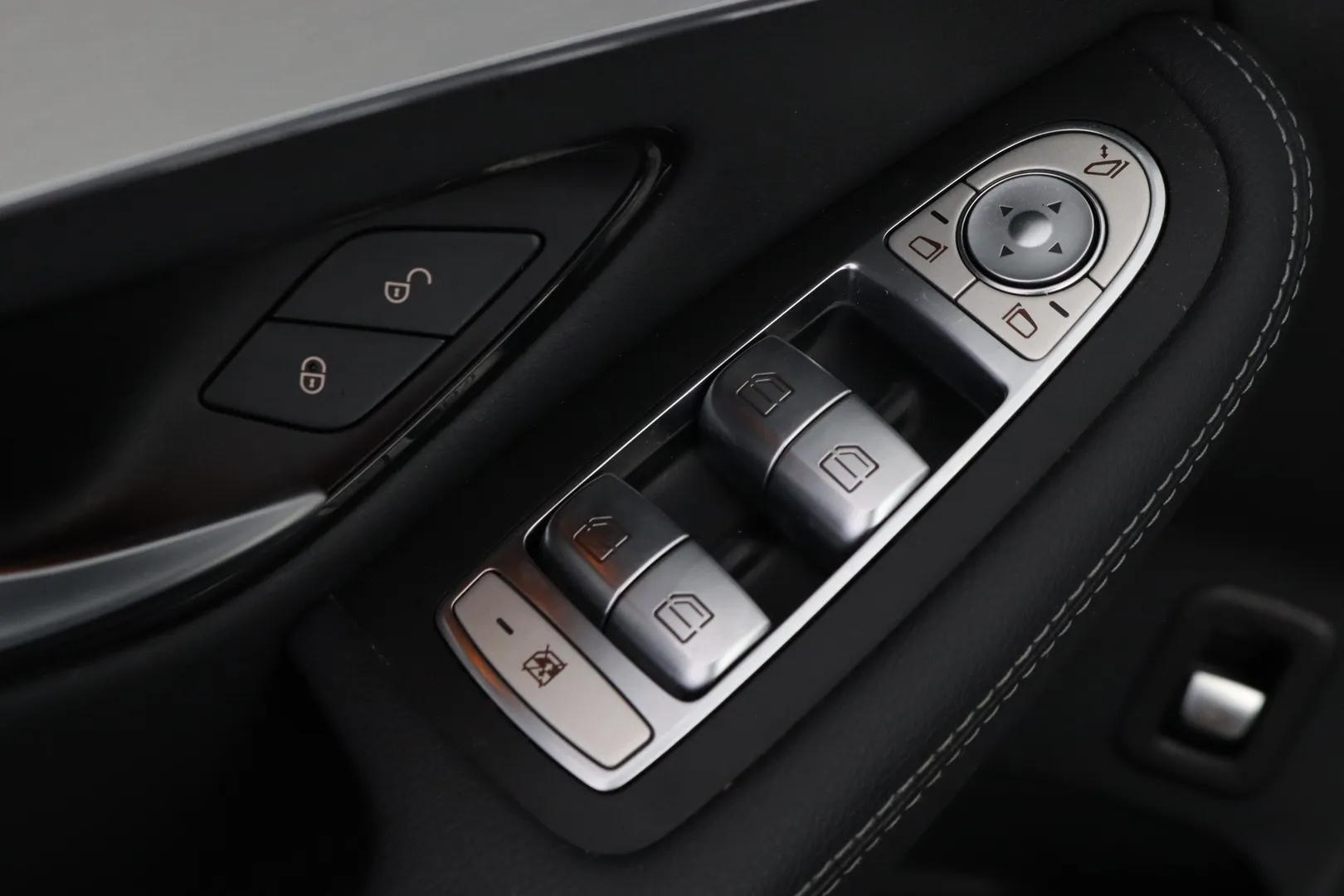 Mercedes-Benz GLC XPL-615 carousel image