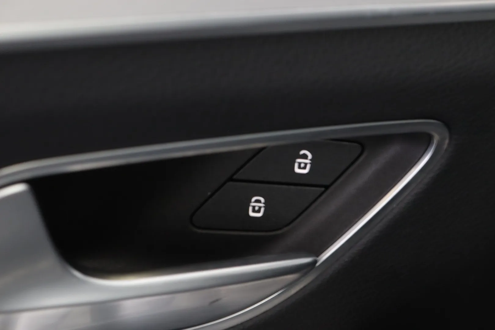 Mercedes-Benz GLE KUP-736 carousel image