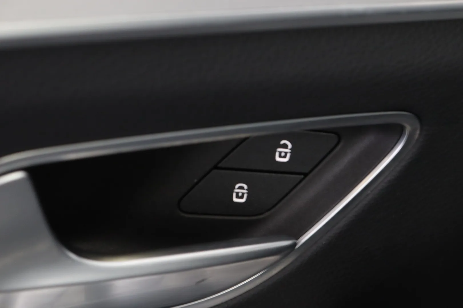 Mercedes-Benz GLE KUP-736 carousel image