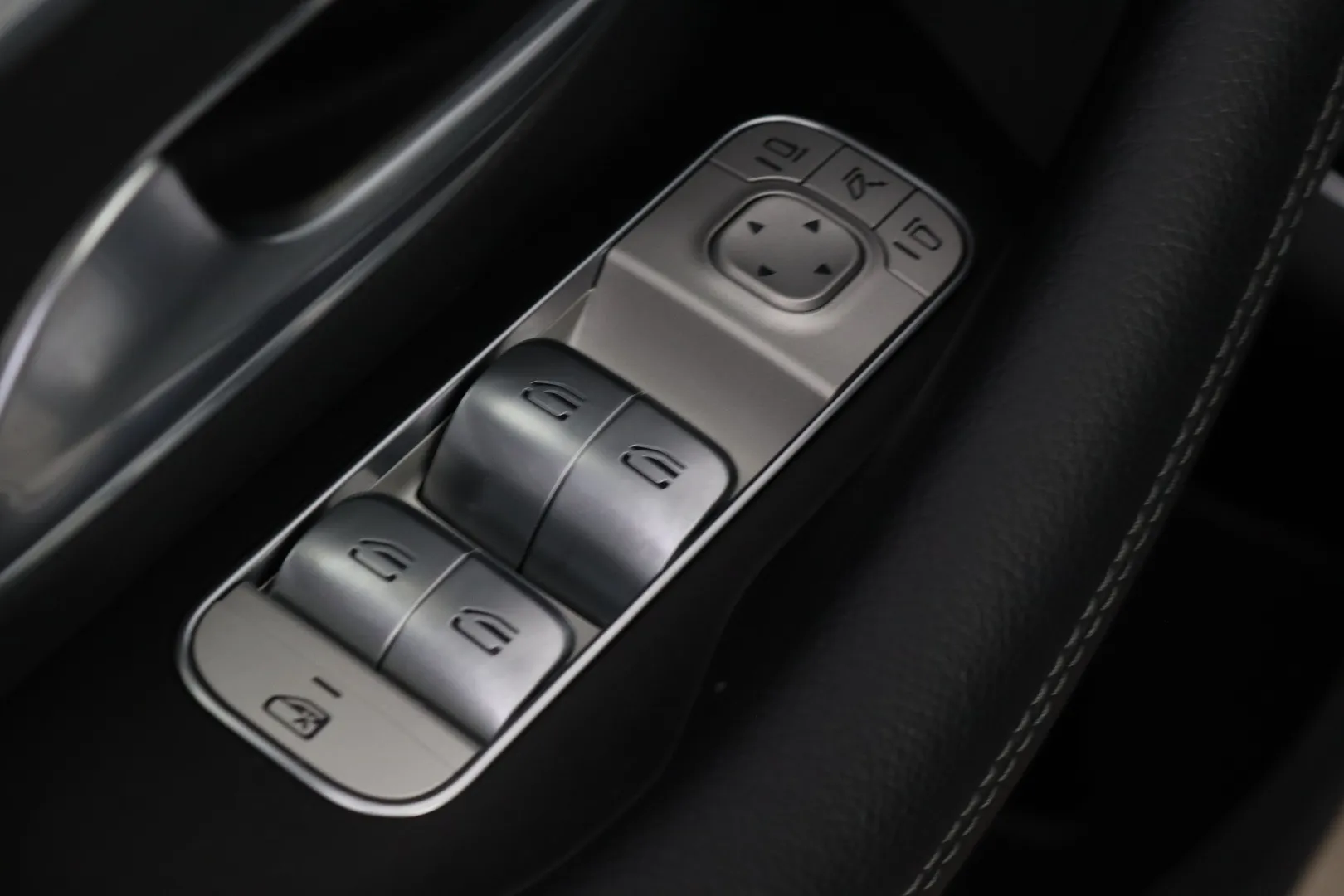 Mercedes-Benz GLE KUP-736 carousel image