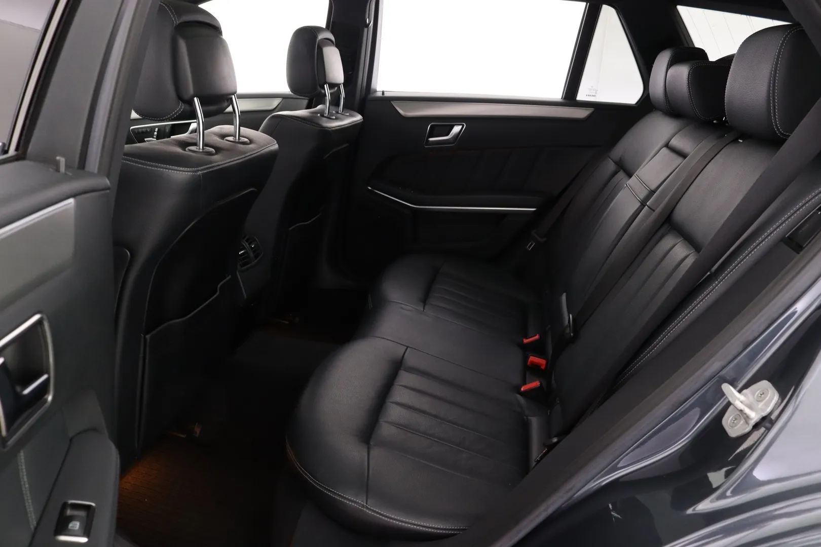 Mercedes-Benz E SZZ-177 carousel image