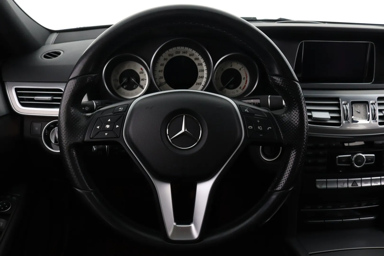 Mercedes-Benz E SZZ-177 carousel image