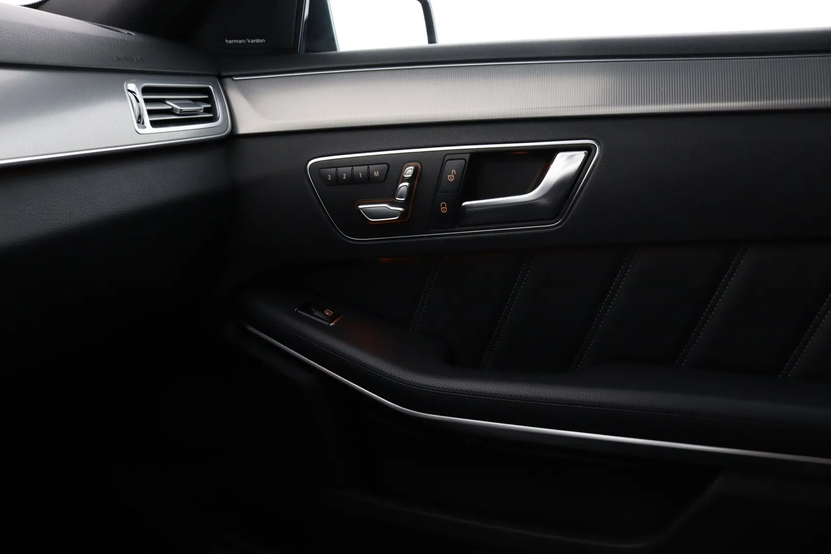 Mercedes-Benz E SZZ-177 carousel image