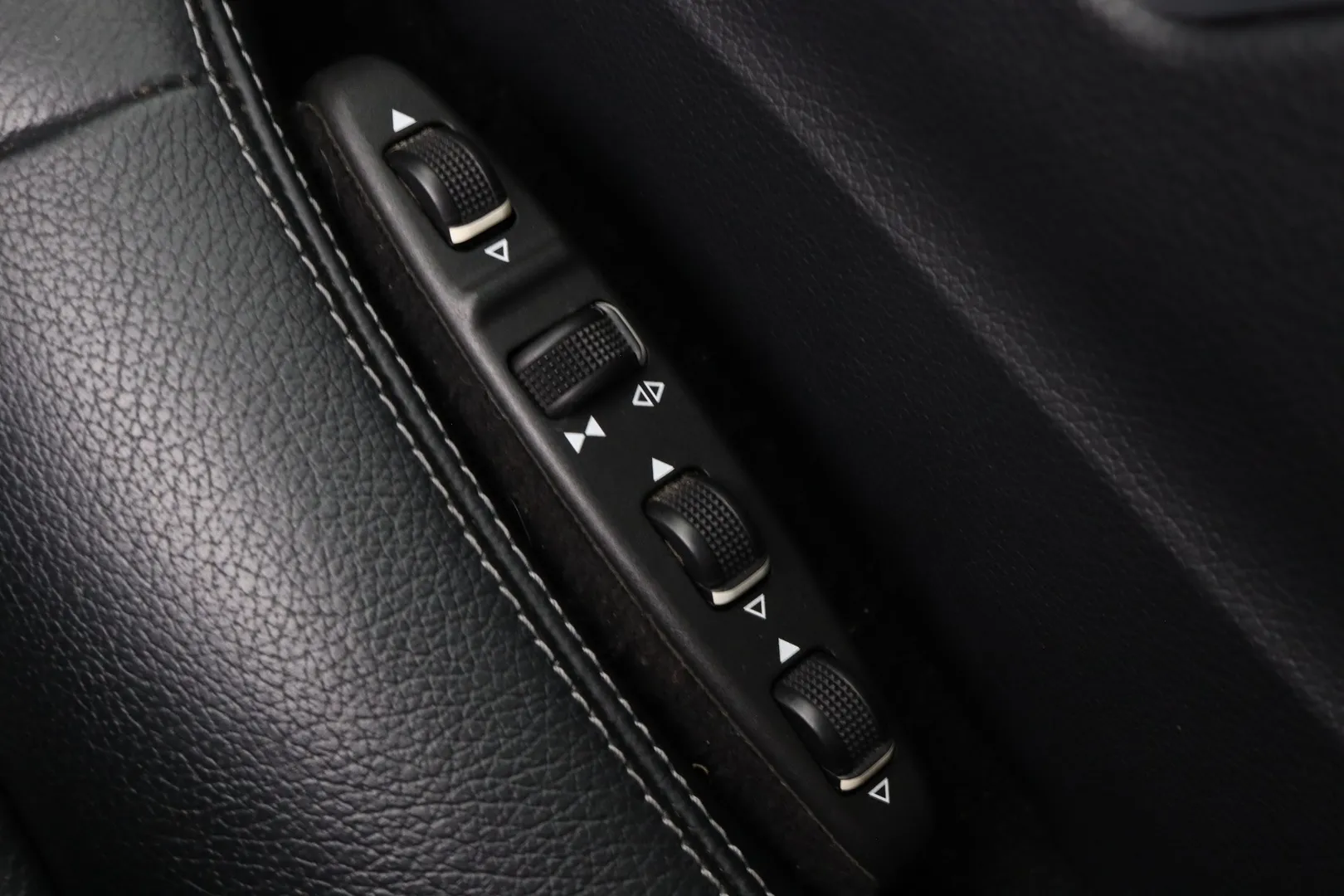 Mercedes-Benz E SZZ-177 carousel image
