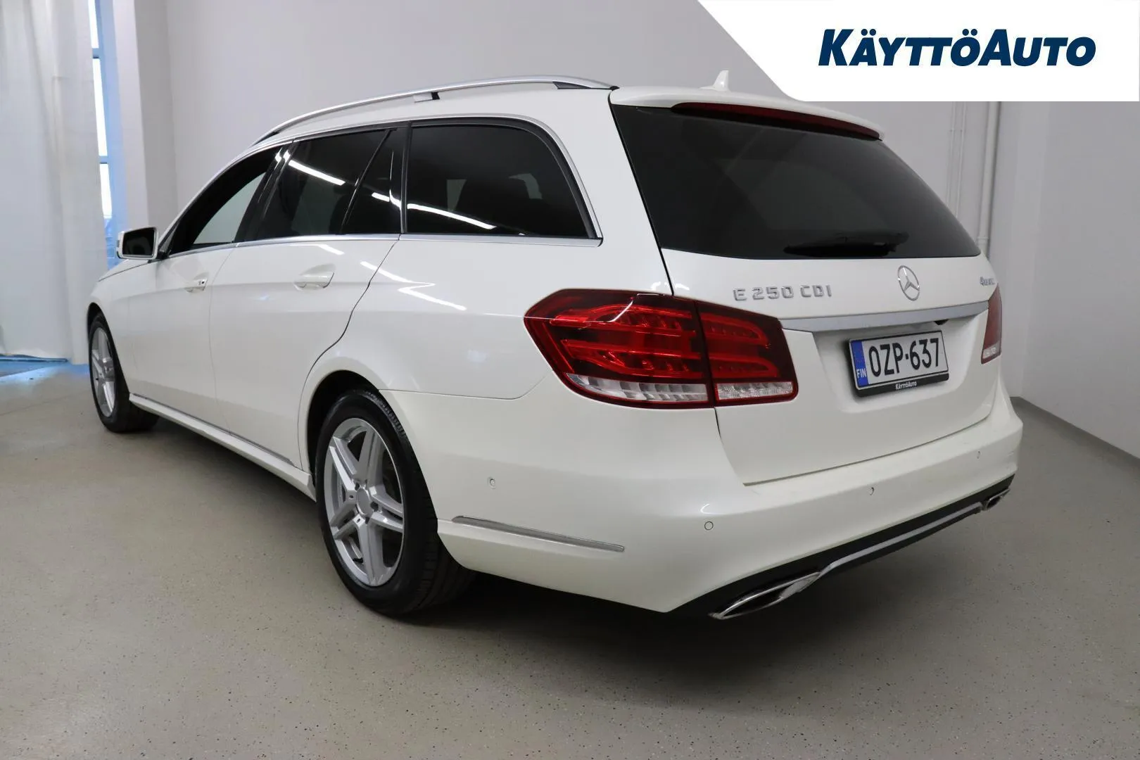 Mercedes-Benz E OZP-637 carousel image