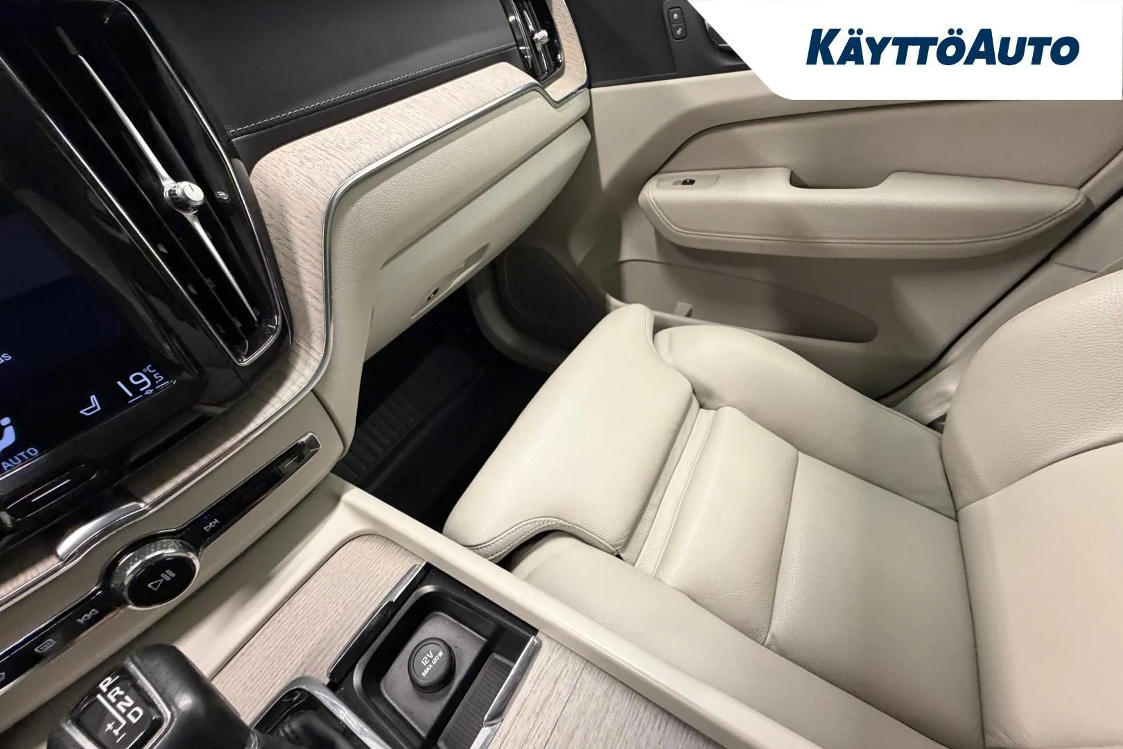 Volvo XC60 ZMH-990 carousel image