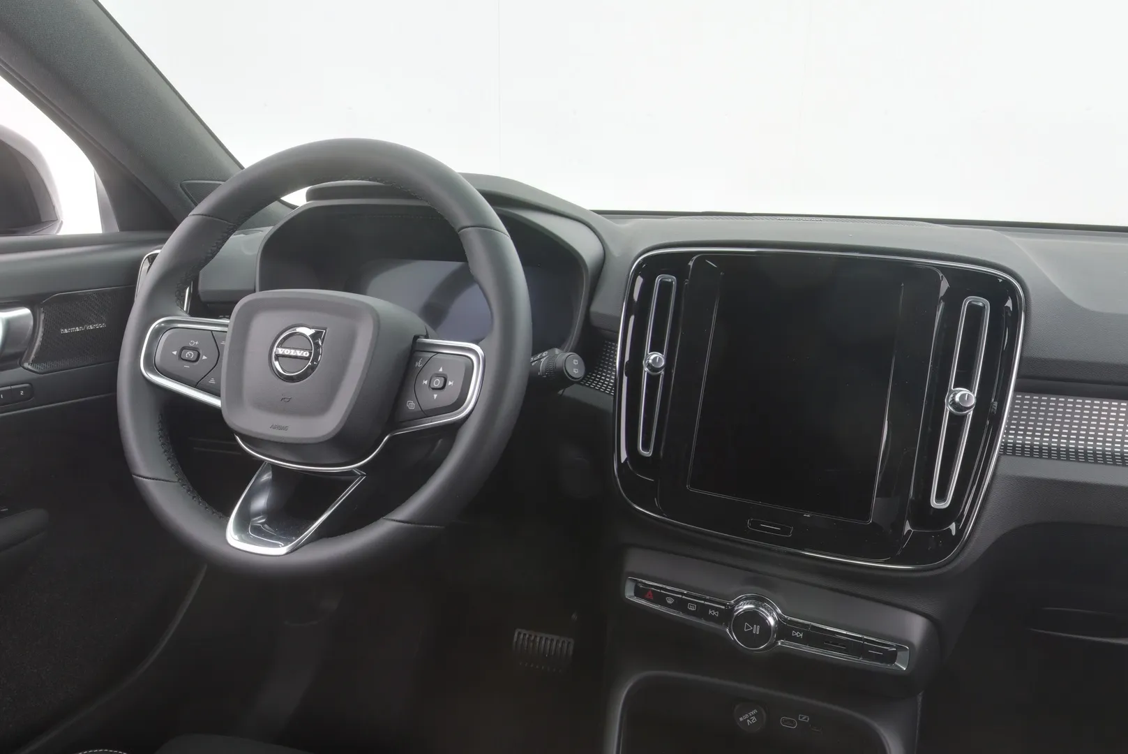 Volvo EX40 YMT-633 carousel image
