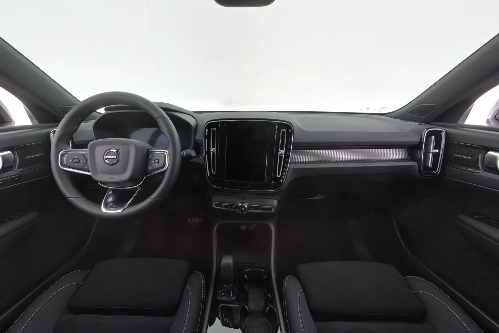Volvo EX40 YMT-633 carousel image