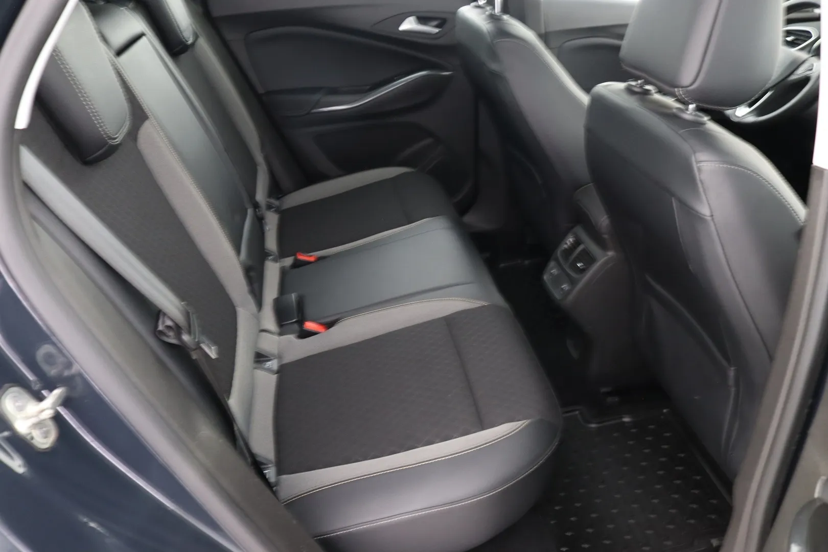 Opel Grandland X CMT-650 carousel image