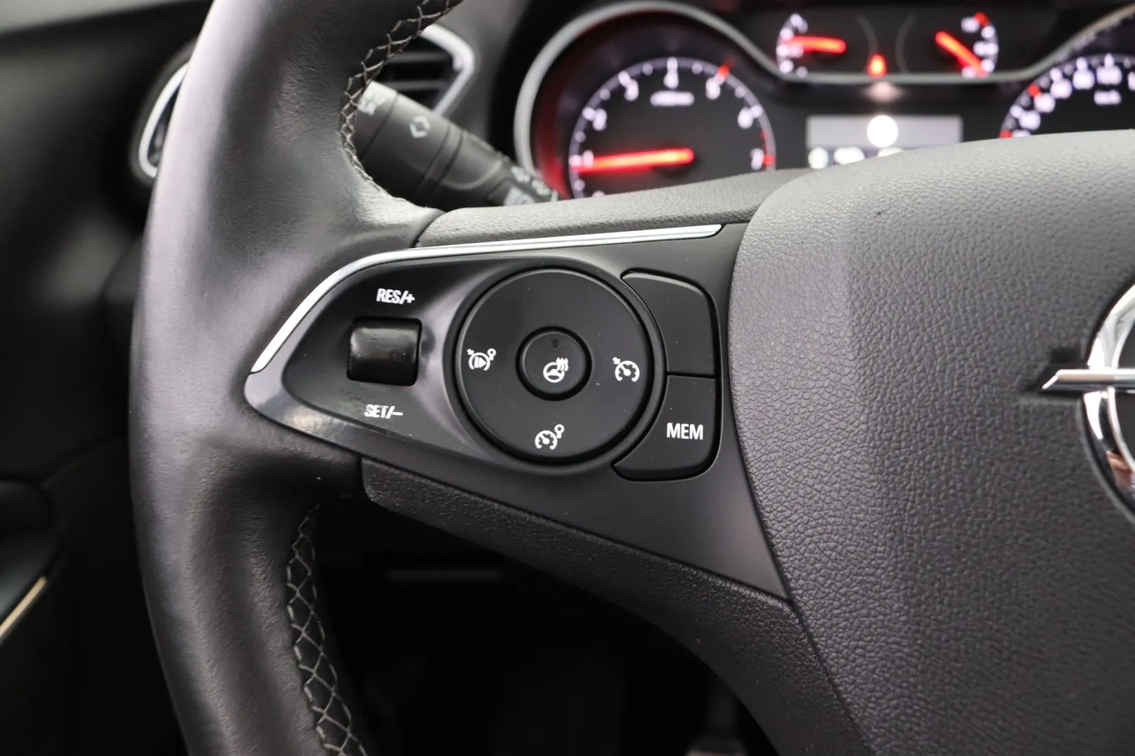 Opel Grandland X CMT-650 carousel image
