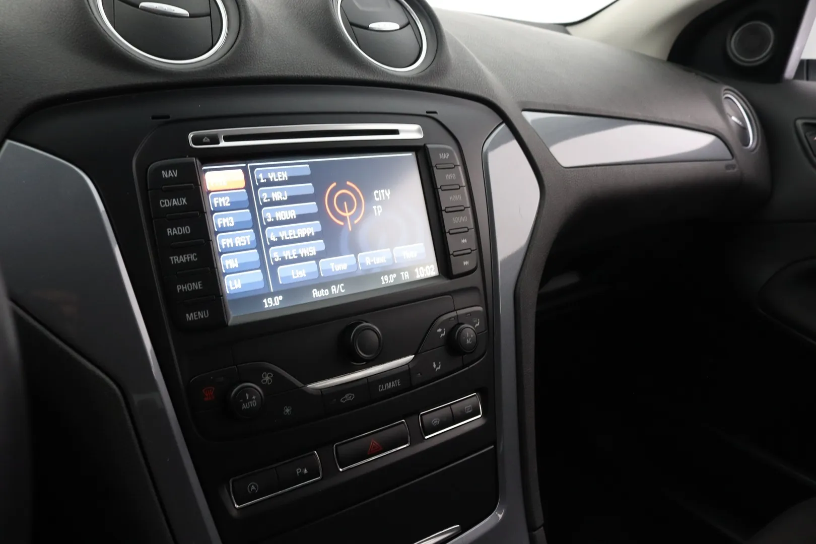 Ford Mondeo TZB-745 carousel image