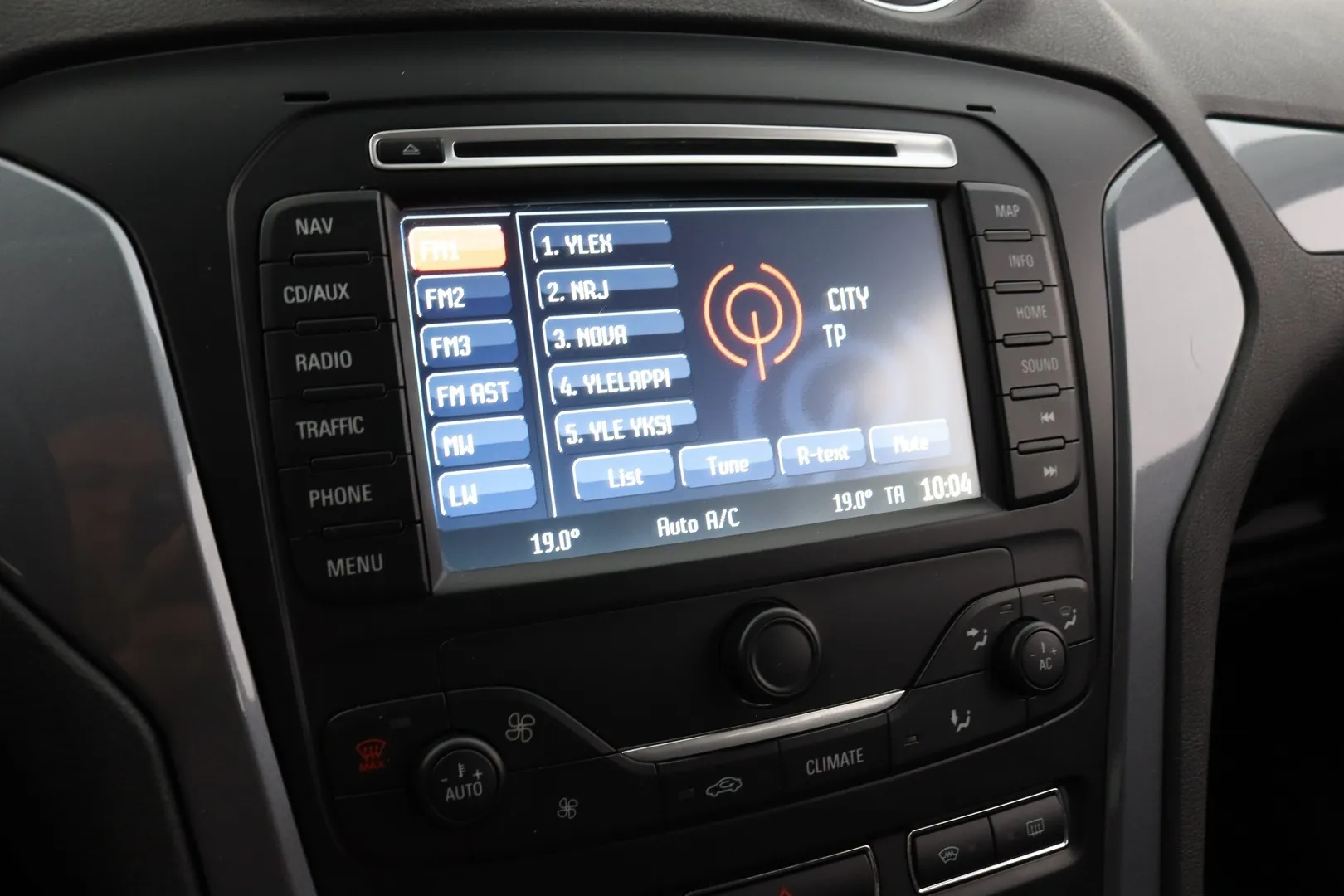 Ford Mondeo TZB-745 carousel image