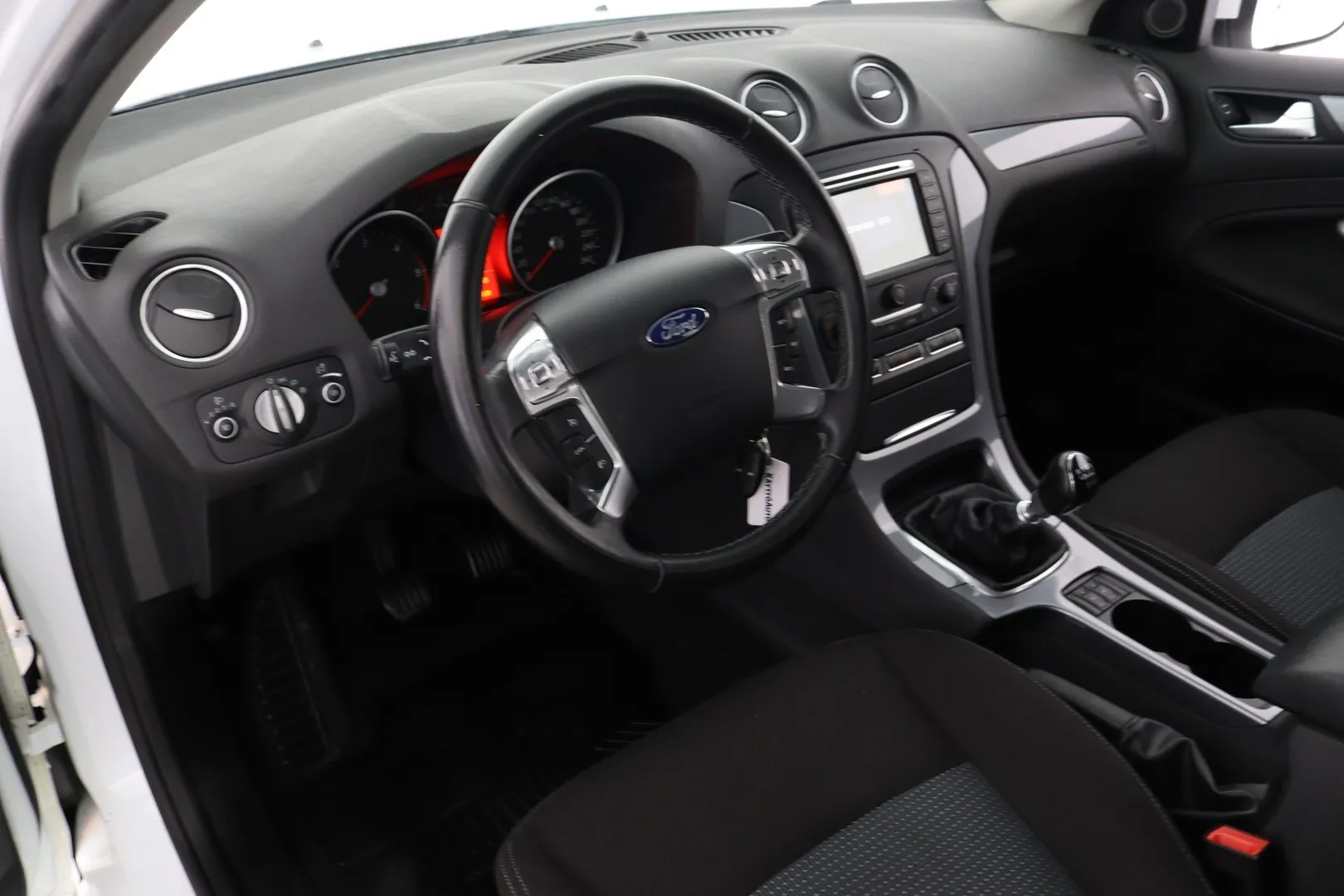 Ford Mondeo TZB-745 carousel image