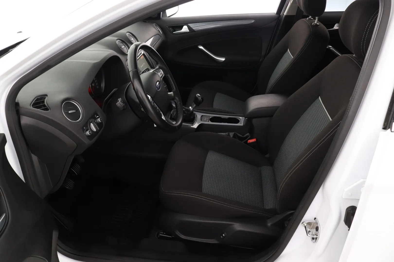 Ford Mondeo TZB-745 carousel image