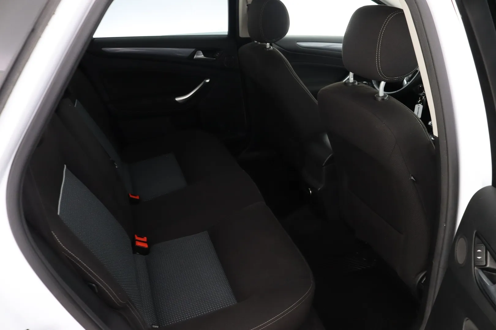 Ford Mondeo TZB-745 carousel image