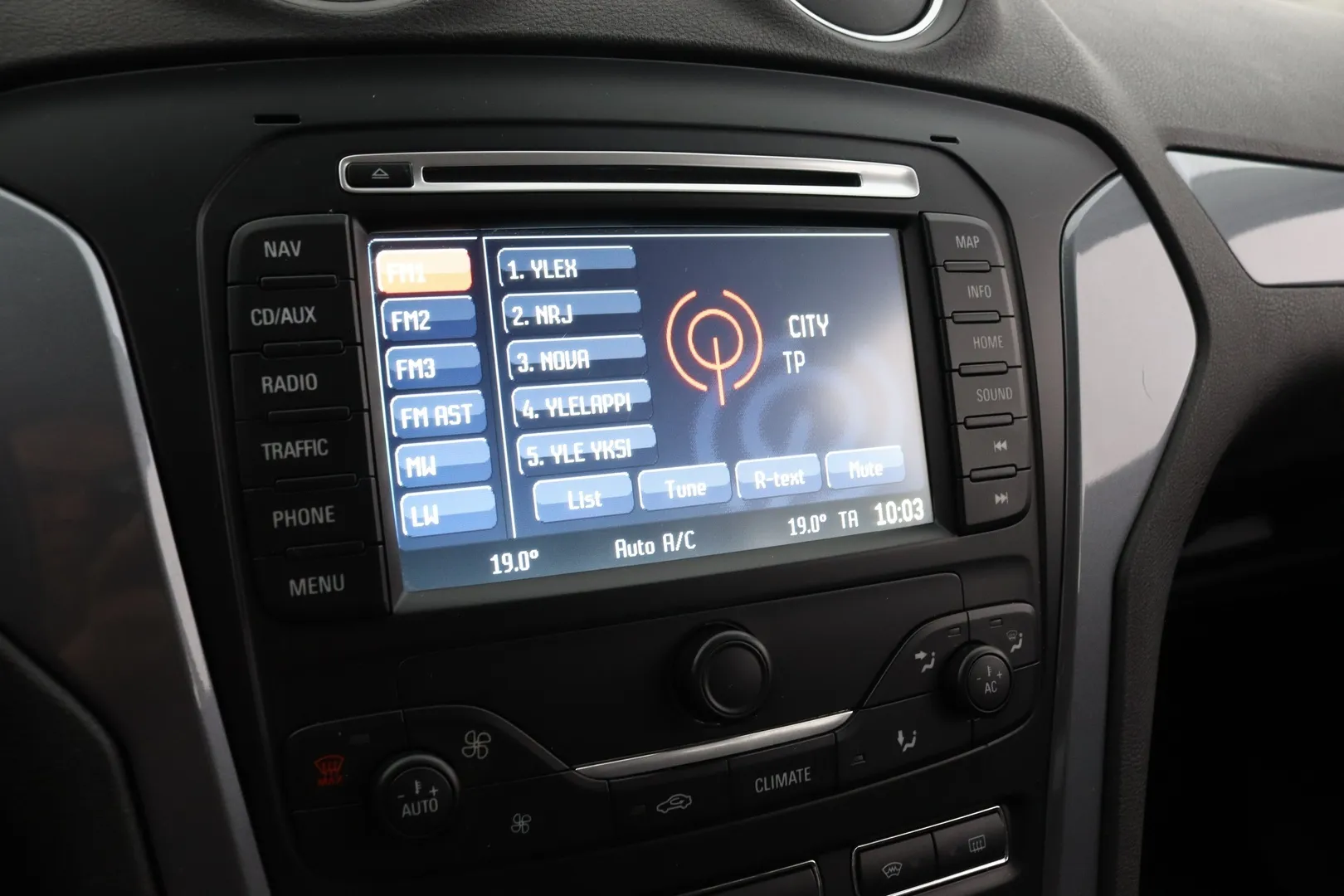 Ford Mondeo TZB-745 carousel image