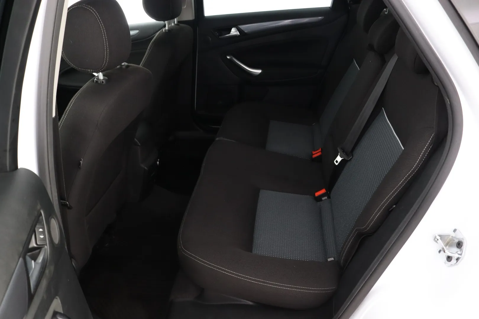 Ford Mondeo TZB-745 carousel image