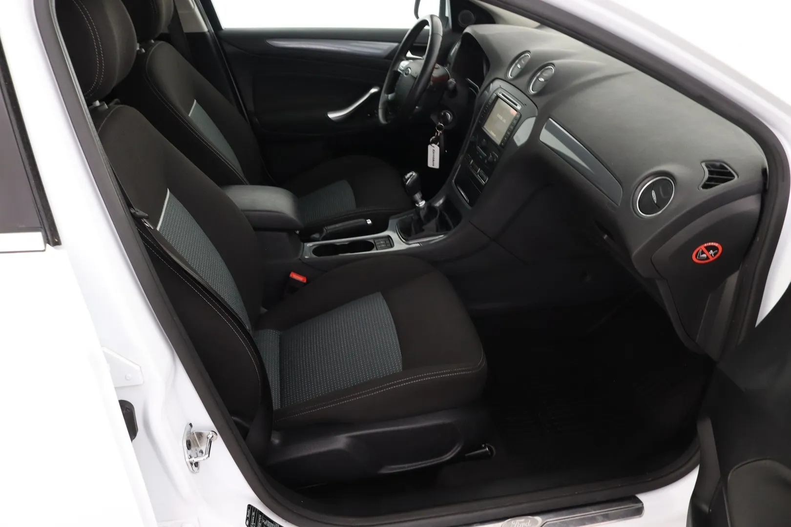 Ford Mondeo TZB-745 carousel image