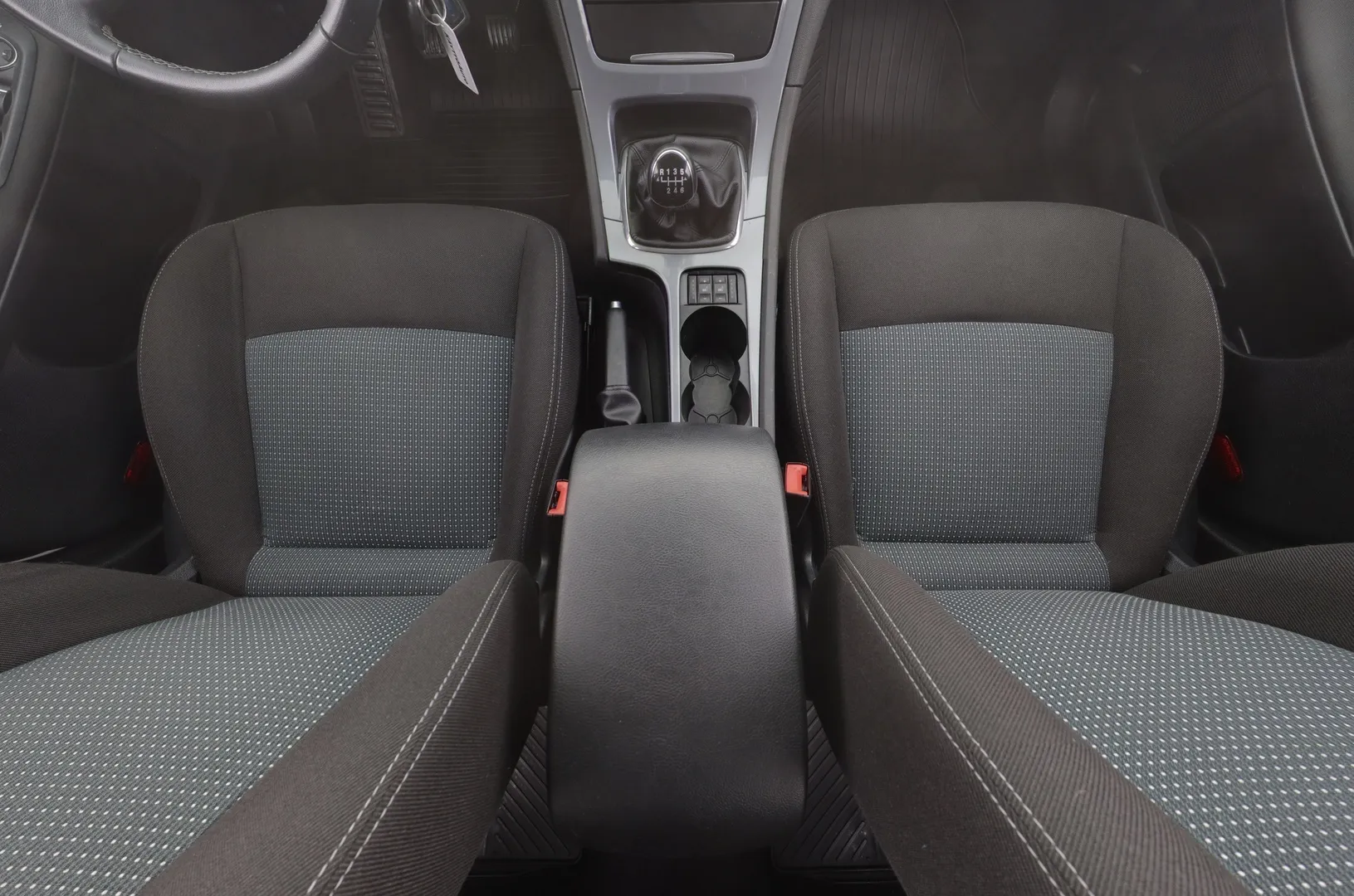 Ford Mondeo TZB-745 carousel image