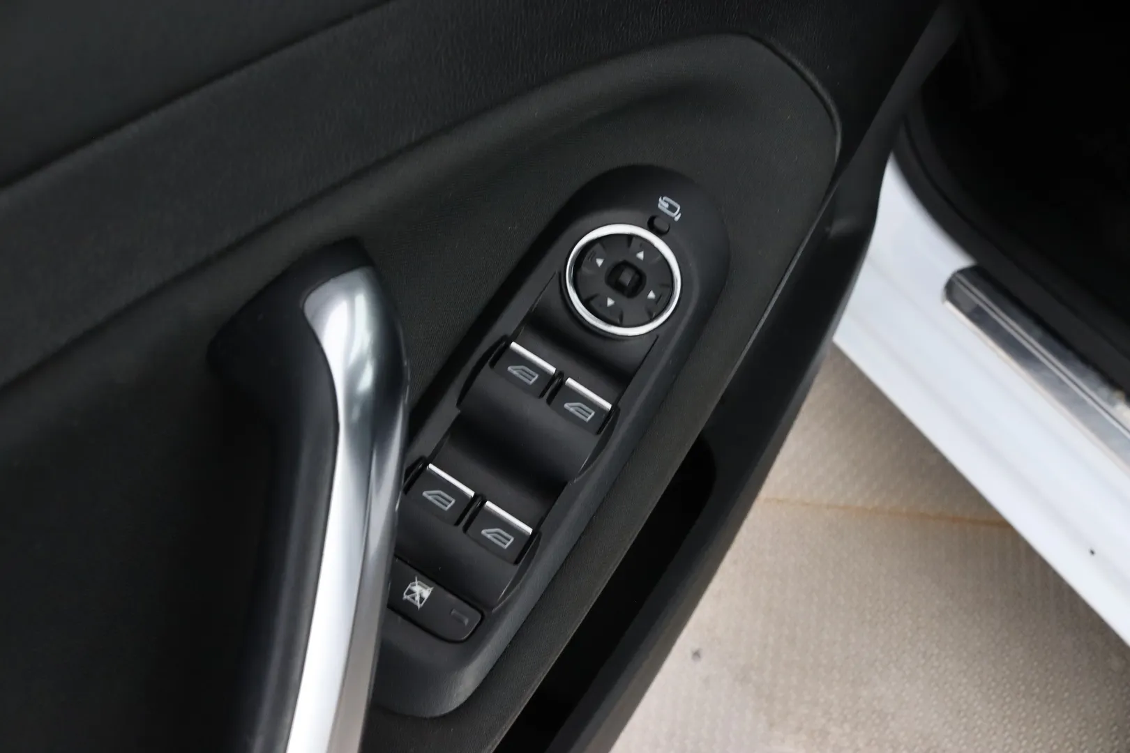 Ford Mondeo TZB-745 carousel image