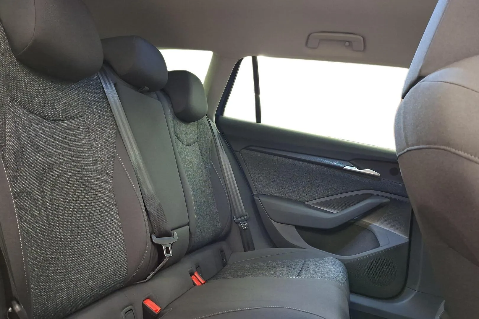 Skoda Superb YMS-423 carousel image