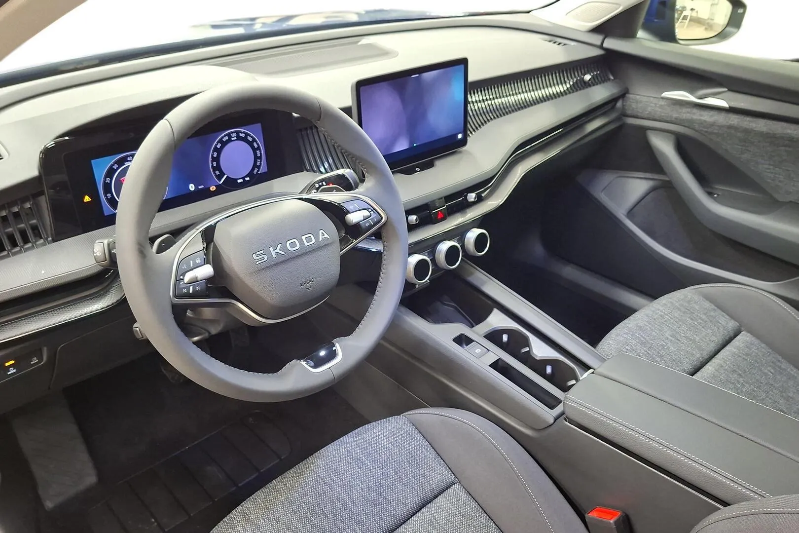 Skoda Superb YMS-423 carousel image