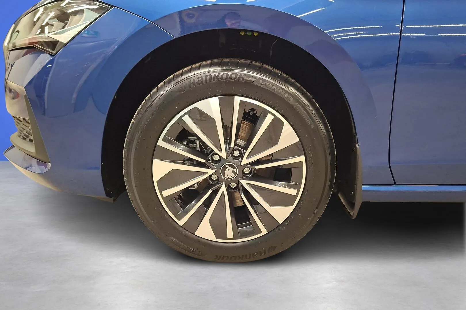 Skoda Superb YMS-423 carousel image