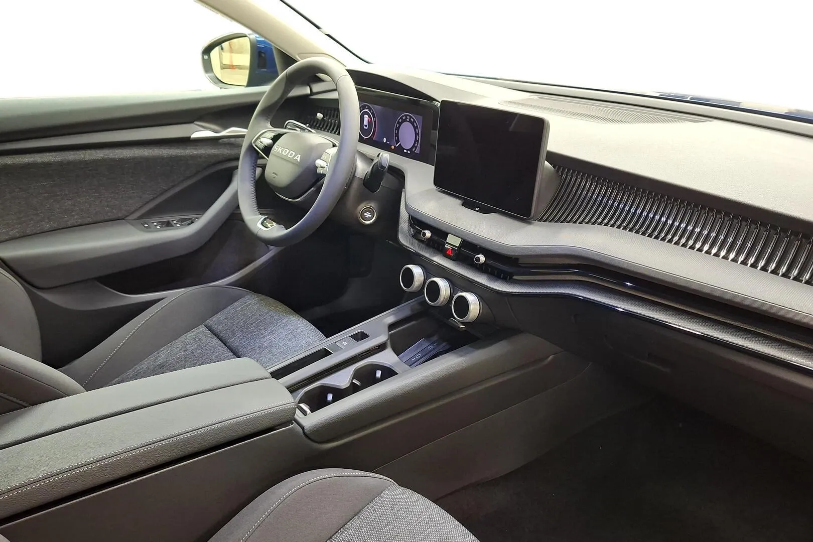 Skoda Superb YMS-423 carousel image