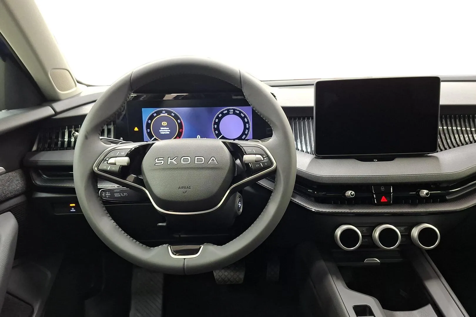 Skoda Superb YMS-423 carousel image