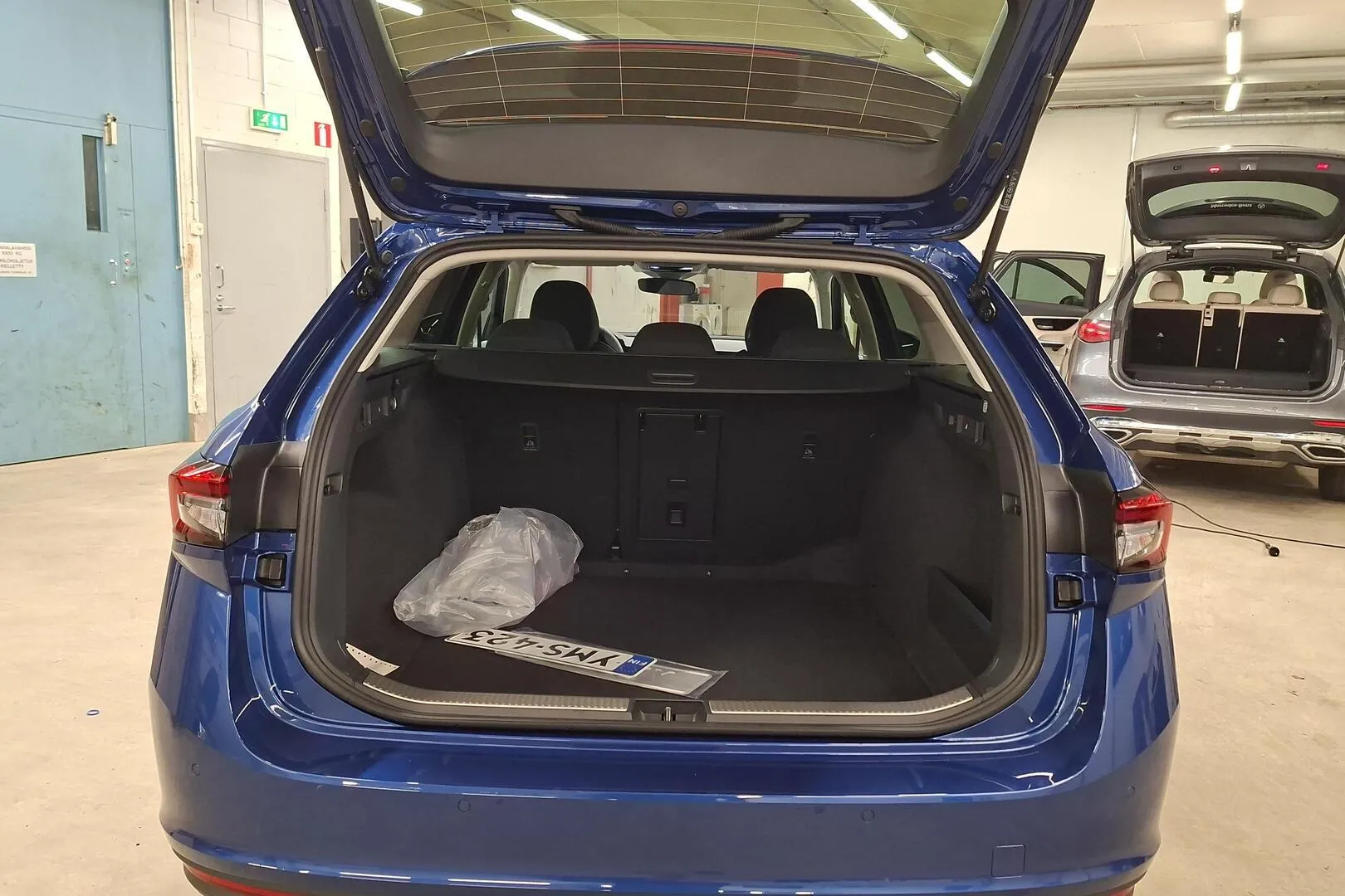 Skoda Superb YMS-423 carousel image